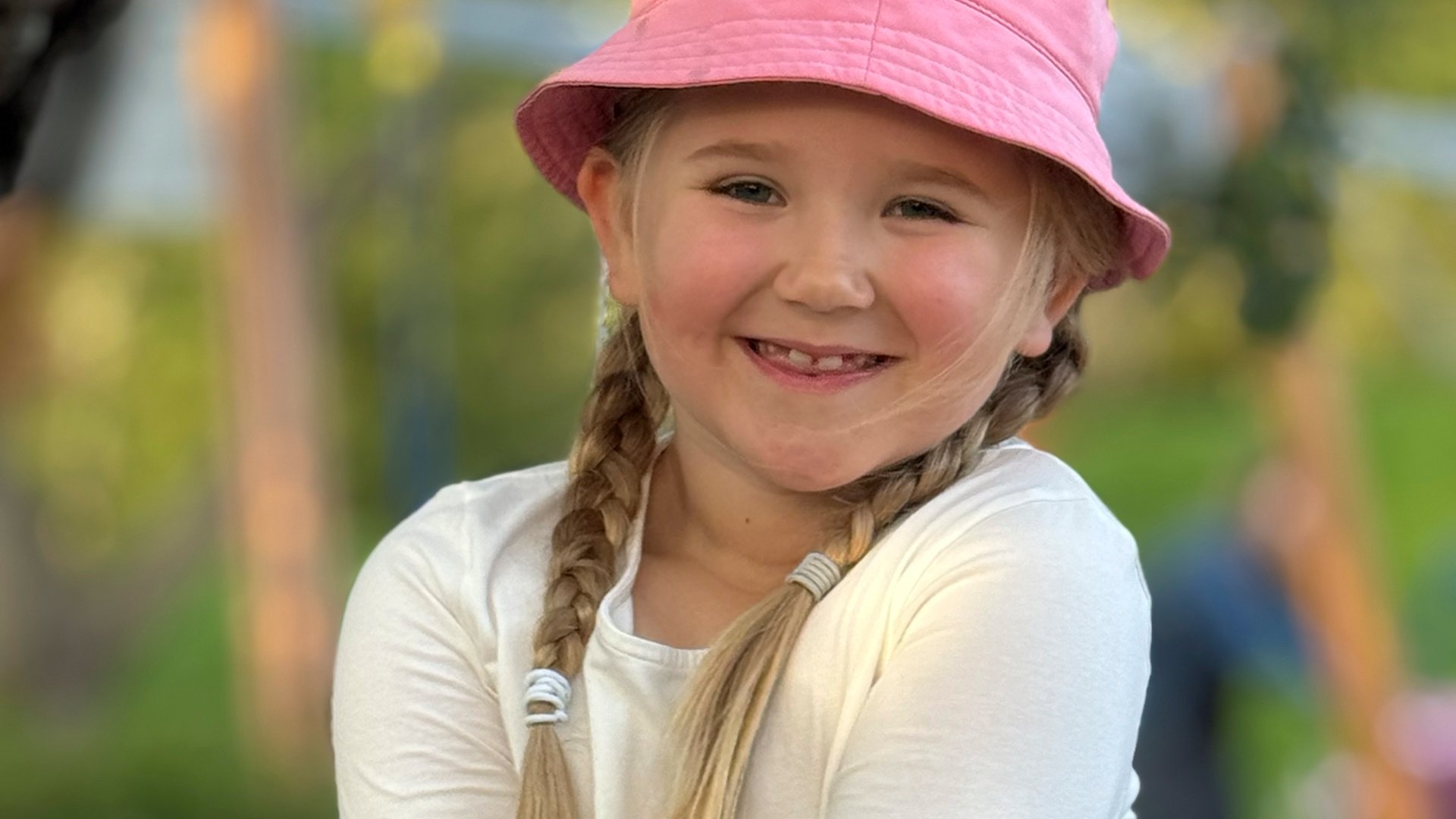 The image shows a smiling girl from Oulu named Anni. Photographer: Kristian Kaarna.