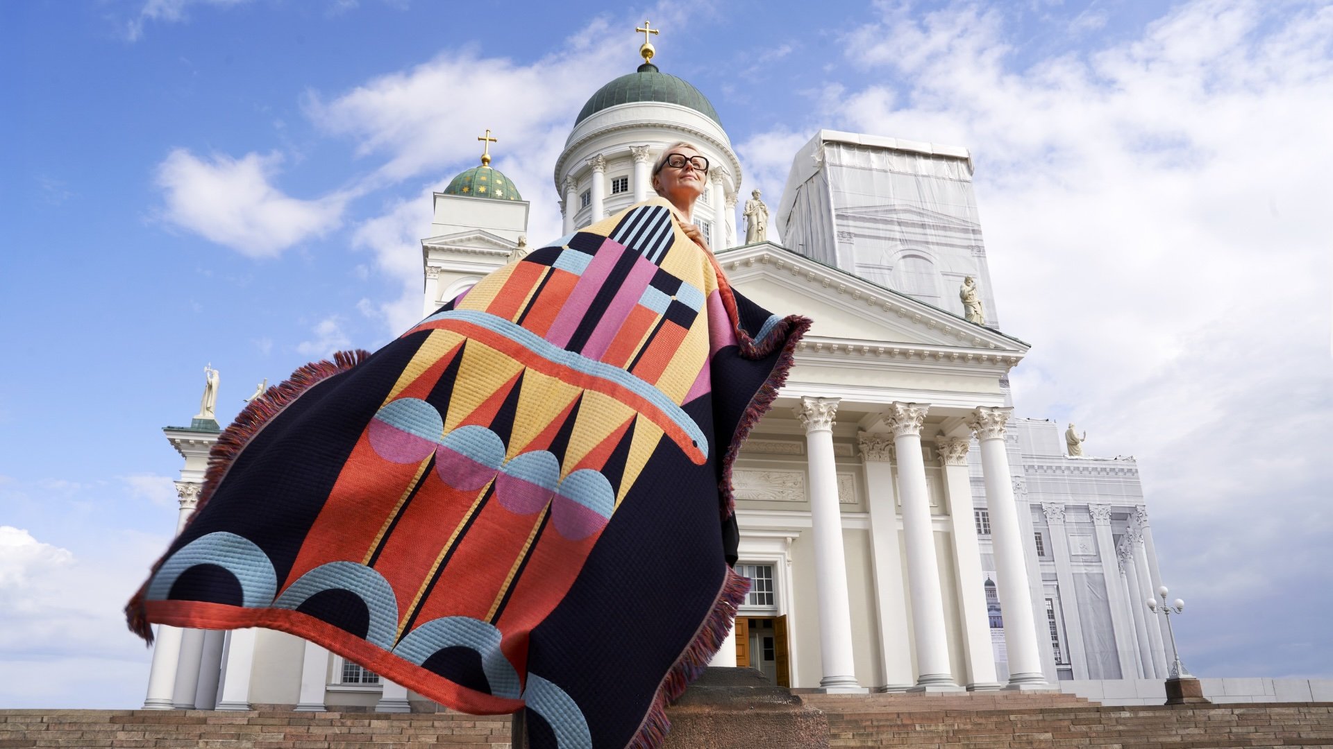 Maarit Pöör with Helsinki wooden wool blanket. Photo by Maarit Pöör.