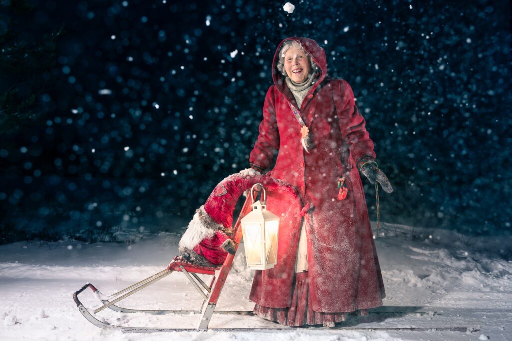 Ritva Rundgren Joulumuorin talon pihalla Hailuodossa. Kuva Ester Van Dam