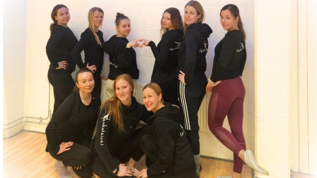 Tankotaivaan Tarinoita ilmassa -teoksen esiintyjät kerääntyivät ideointipalaveriin