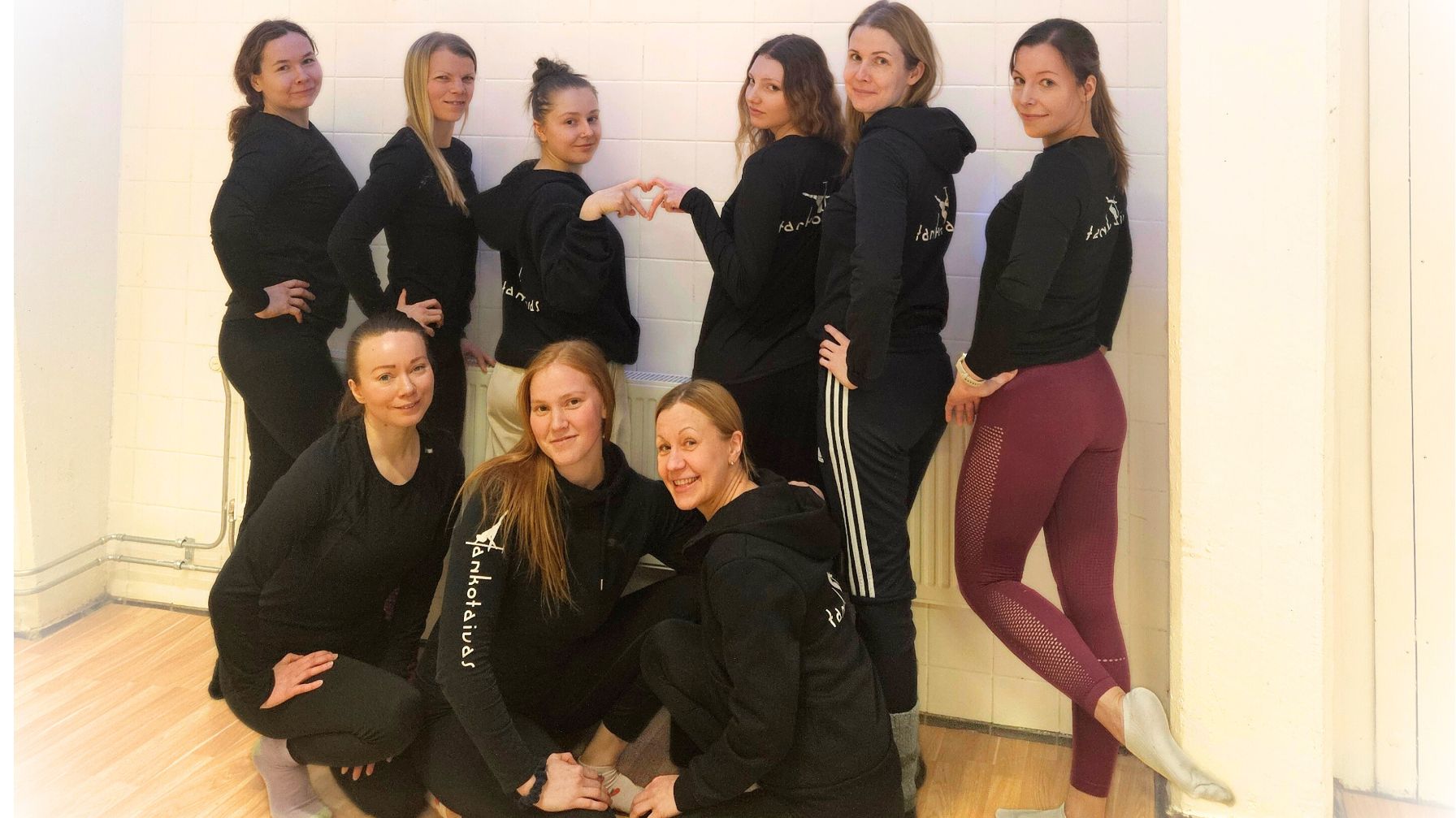 Tankotaivaan Tarinoita ilmassa -teoksen esiintyjät kerääntyivät ideointipalaveriin