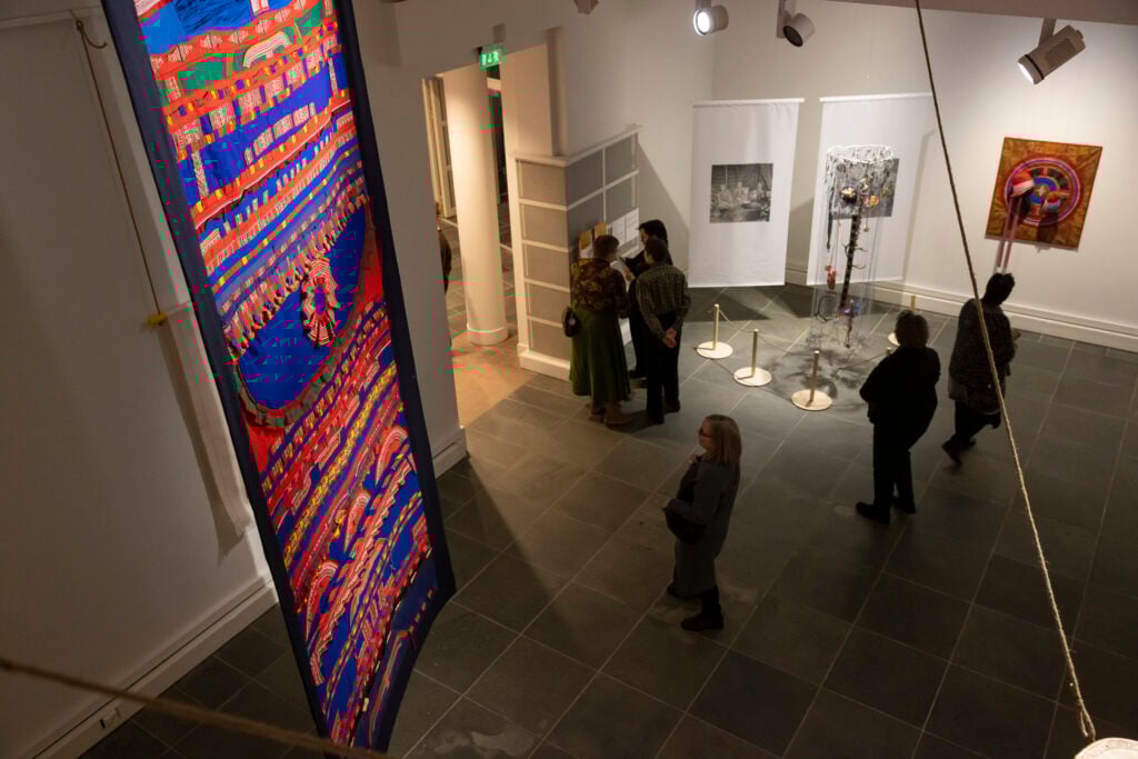 Eanangiella - Maan kieli -näyttelyn avajaisissa. Kuva: Petteri Löppönen.