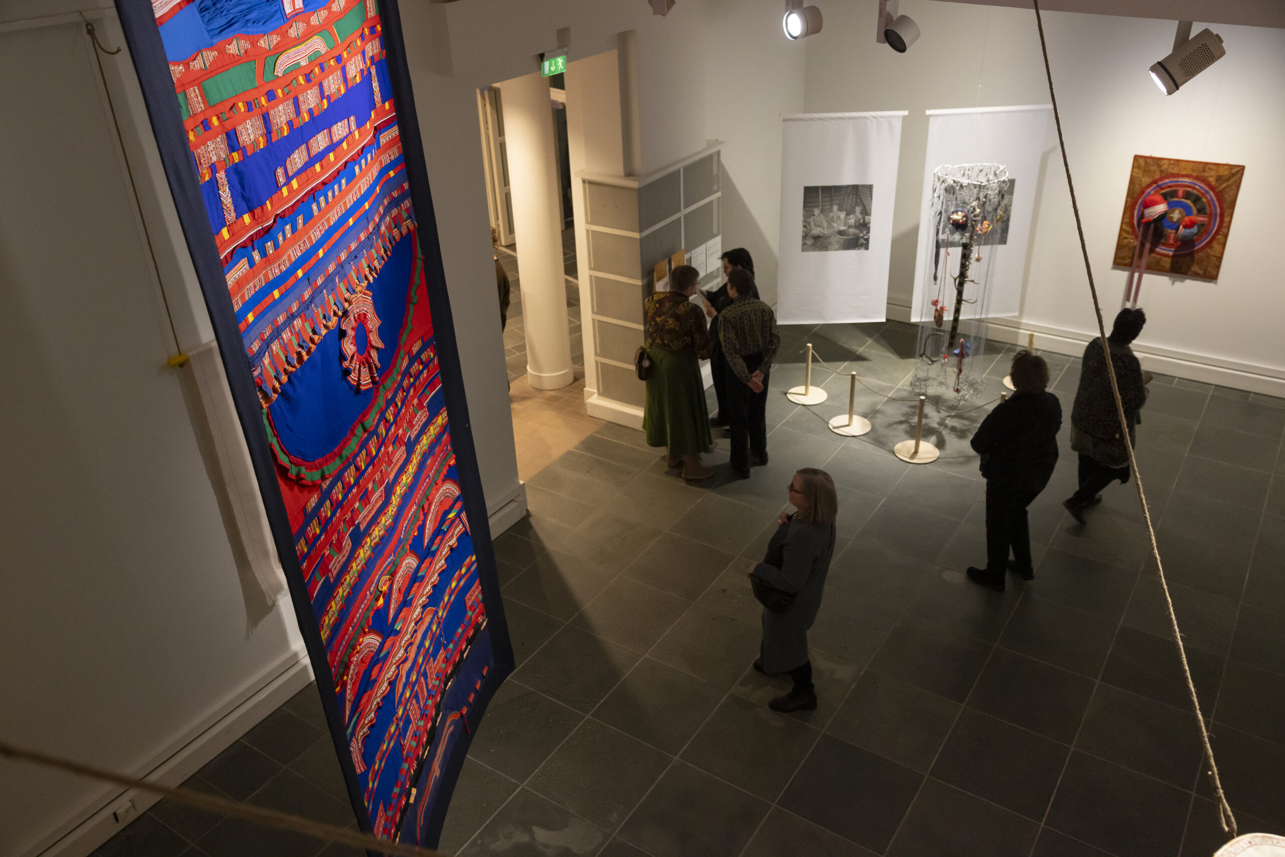 Eanangiella - Maan kieli -näyttelyn avajaisissa. Kuva: Petteri Löppönen.