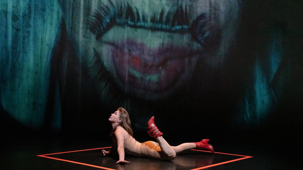 Irlantilainen tanssitaiteilija Deirdre Griffin teoksessa Laboratorio. Valokuva: Petra Tiihonen.