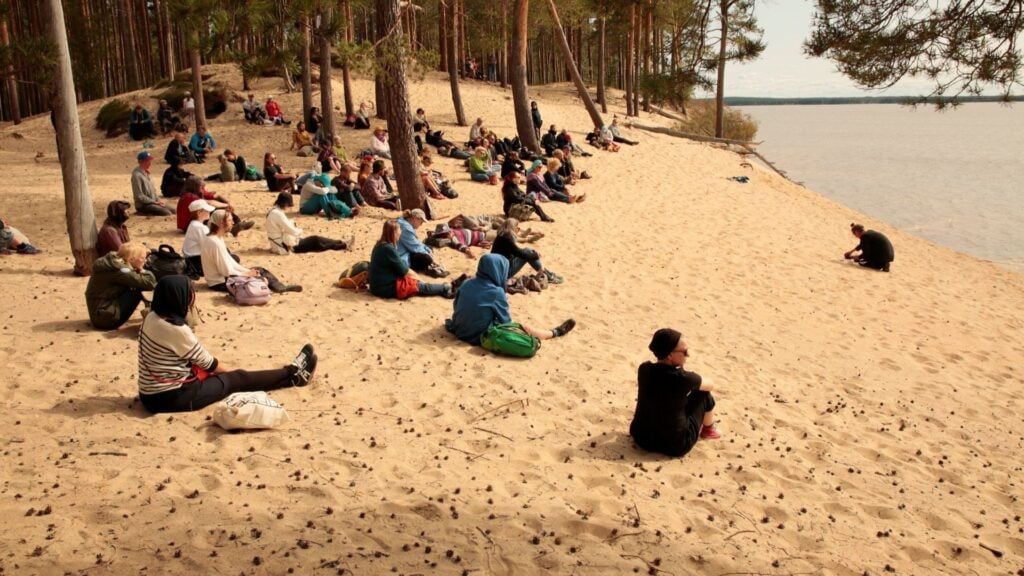 Konserttitunnelmia Ärjäsaaren lentohiekoilta ja vuoden 2021 Ärjän taidefestivaalilta. Kuva: Ia Samoil.