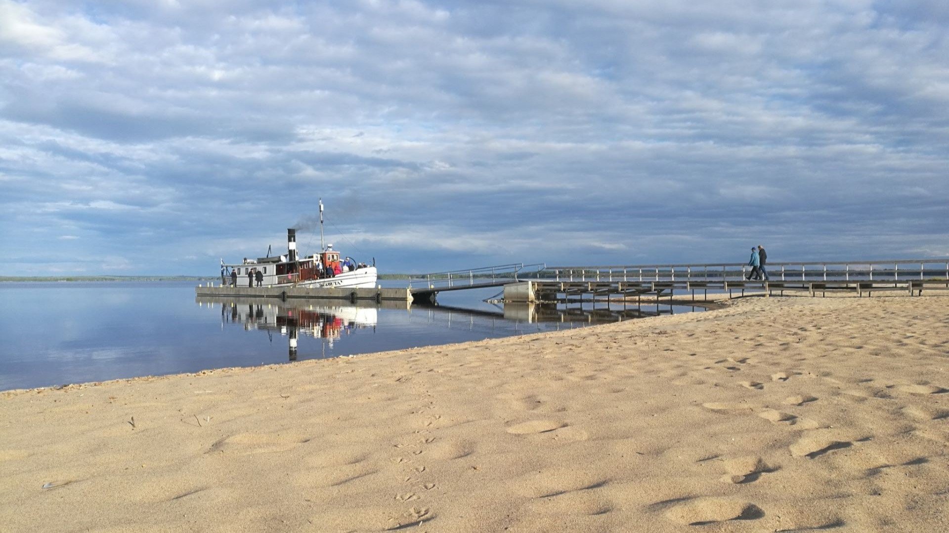 Yli satavuotias höyrylaiva Kouta Ärjänsaaren laiturissa. Kuva: Vaara-kollektiivi.