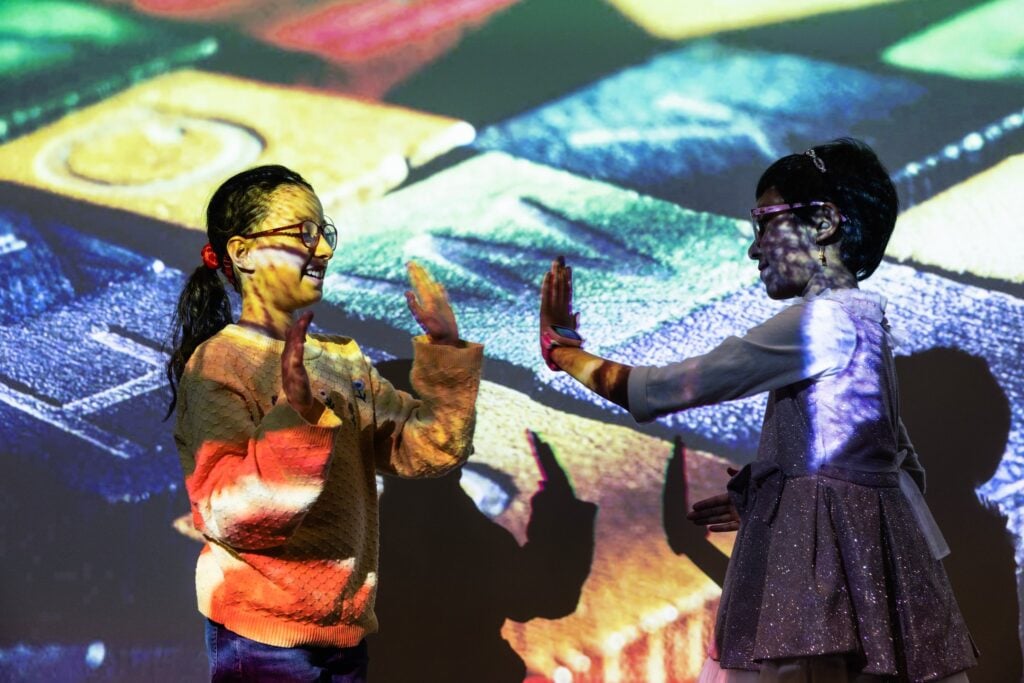 Lastenkulttuurikeskus Kotilon galleriassa voi tutustua elämyksellisiin näyttelyihin.