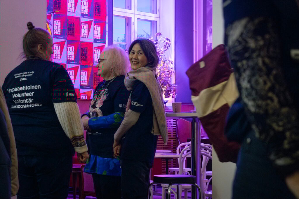 kuvassa ihmisiä nauramassa