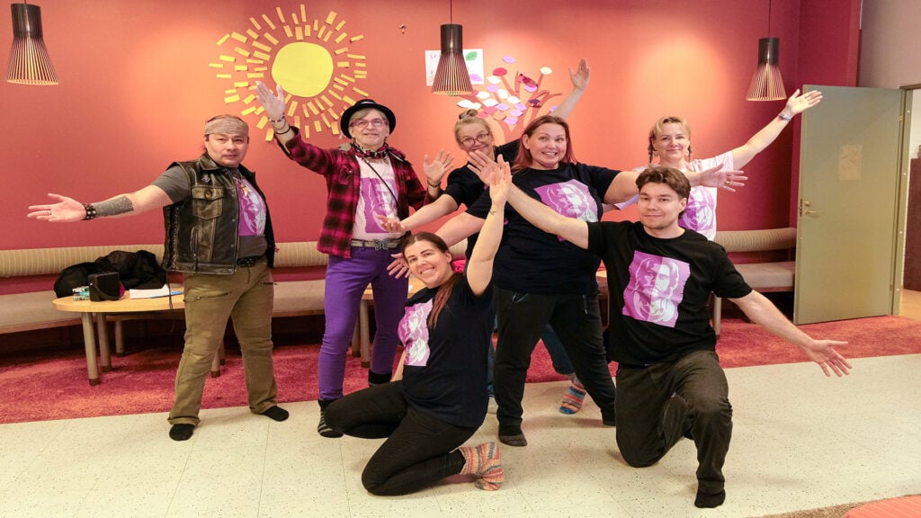 Kohtaamisen näyttämö, kuntouttavan teatterin ryhmä harjoittelemassa Via Crucis pääsiäisnäytelmän koreografiaa. Kuva: Riikka Pitkänen