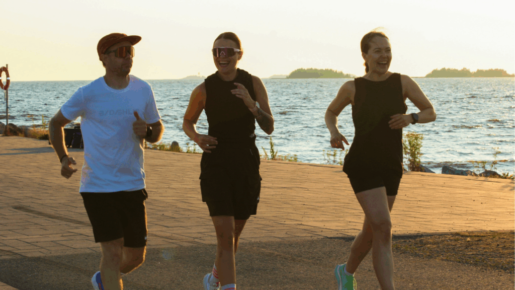 Kolme ihmistä juoksemassa Nallikarissa. / Kuva: Northern Endurance Events Oy