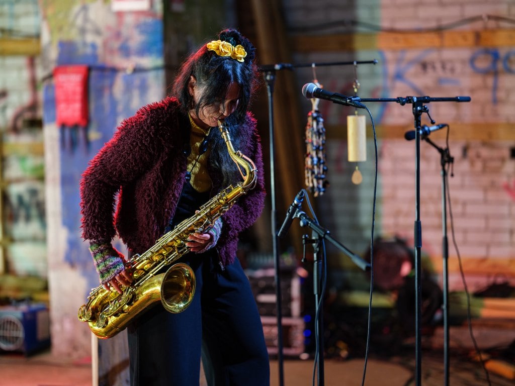 nainen soittaa saksofonia