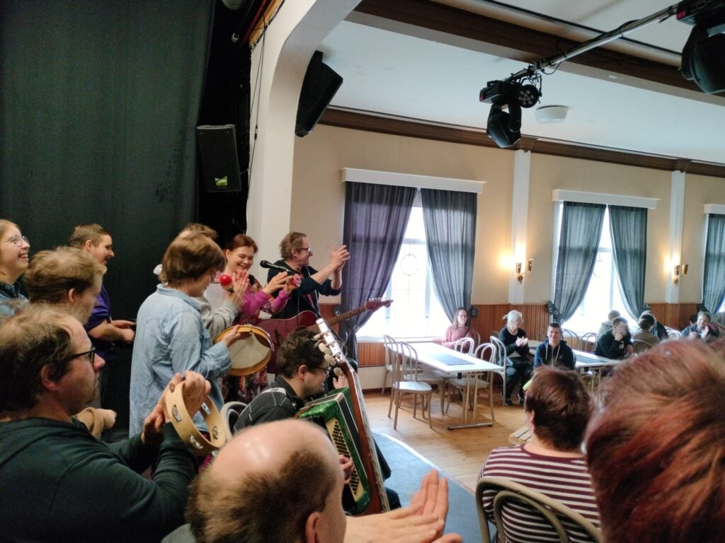 Kuvassa Tsempin toimintakeskuksen "Yhteinen sävel" -esiintyminen Martinniemen Kerholassa 30.3. Kuvaaja: Jyrki Mäki.