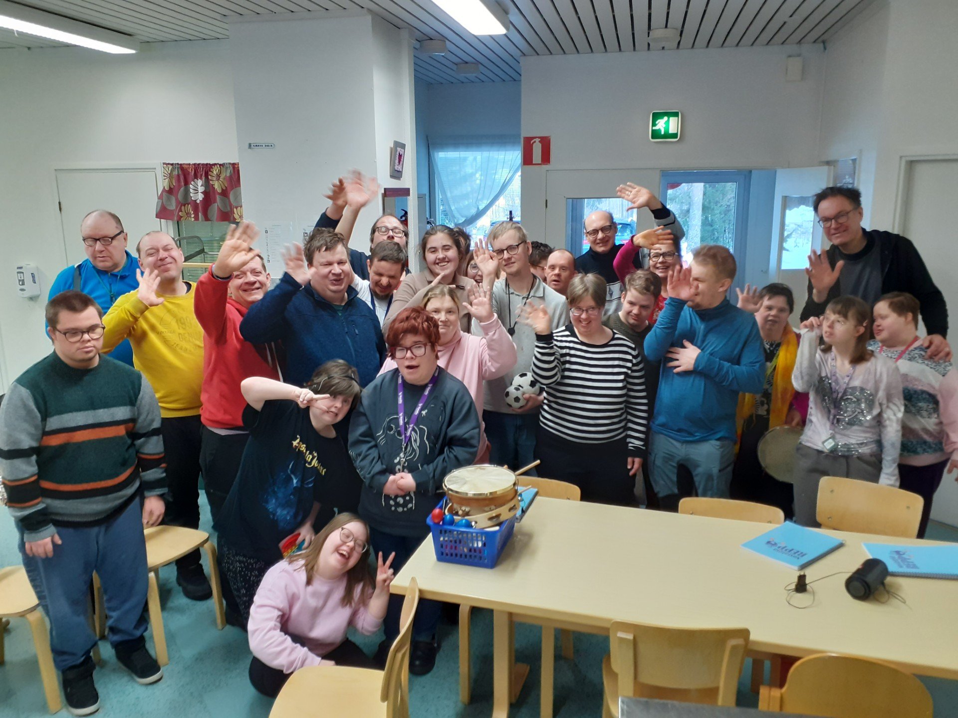 Kuvassa Haukiputaan Martinniemen Tsemppi -toimintakeskuksen väkeä toteuttamassa Liikkuvan Laulurepun "Yhteinen sävel" -projektia. Kuvan otti Timo Rautio.