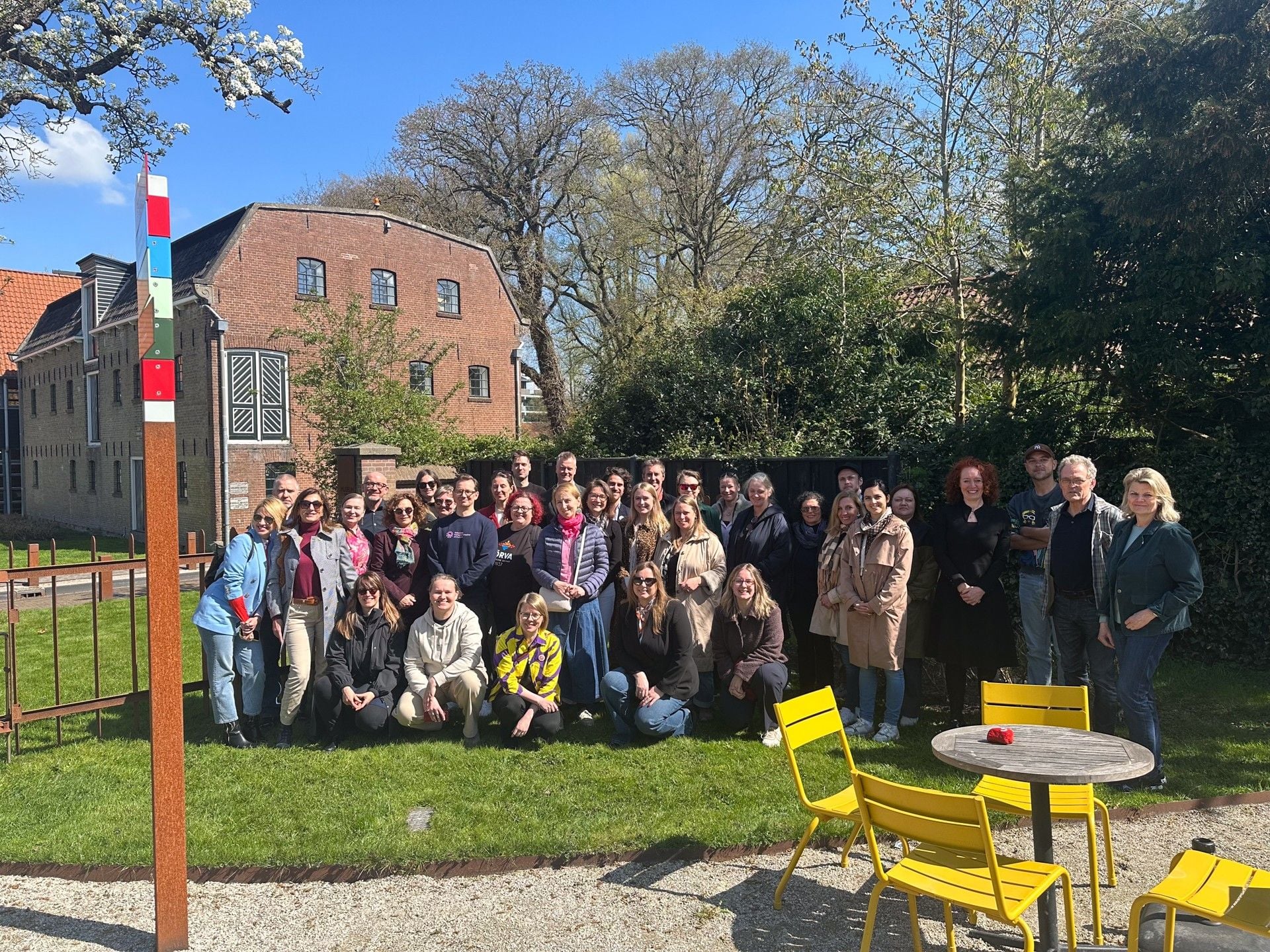 kuvassa ihmisiä talon edessä