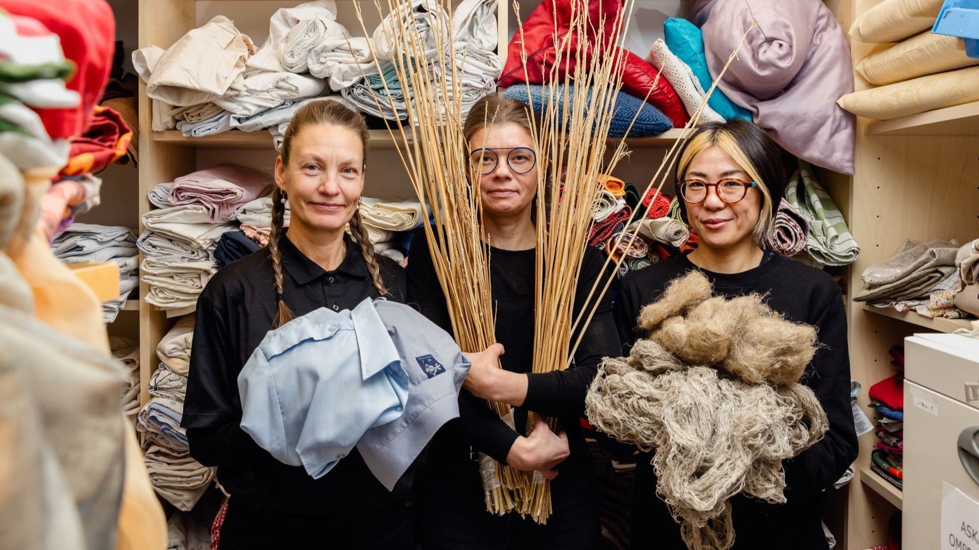 Taiteilijat Heidi Kilpeläinen, Riikka Keränen ja Mayumi Niiranen-Hisatomi käyttävät kuituja monipuolisella tavalla. Kuva: Minna Hyvönen