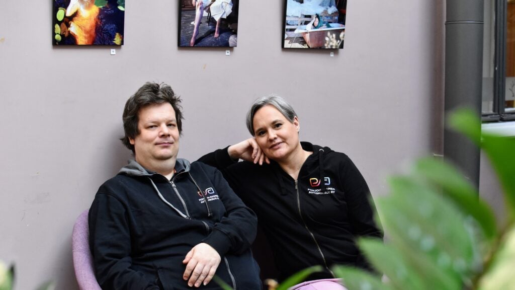 Neurodiversity Arts Festival of Oulun järjestäjät Ville Salminen ja Jutta Rikola Kulttuuritalo Valveella. Taustalla Inkeri Routakorven teoksia, jotka ovat osa festivaalin (neuro)MONINAISUUS-taidenäyttelyä.