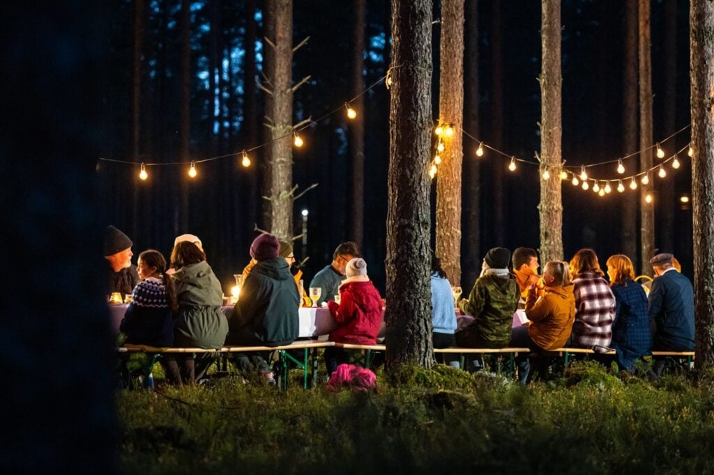 kuvassa ihmiset istuvat pöydän ympärillä