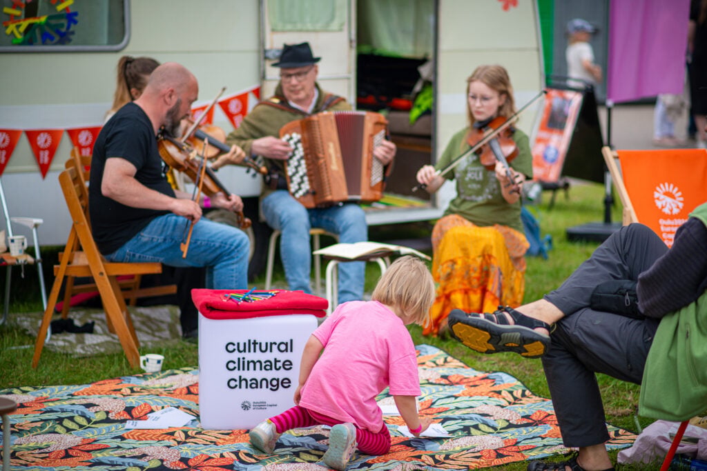 Pelimannit soittavat kansanmusiikki Haapavesi Folk Music Festivaaleilla.