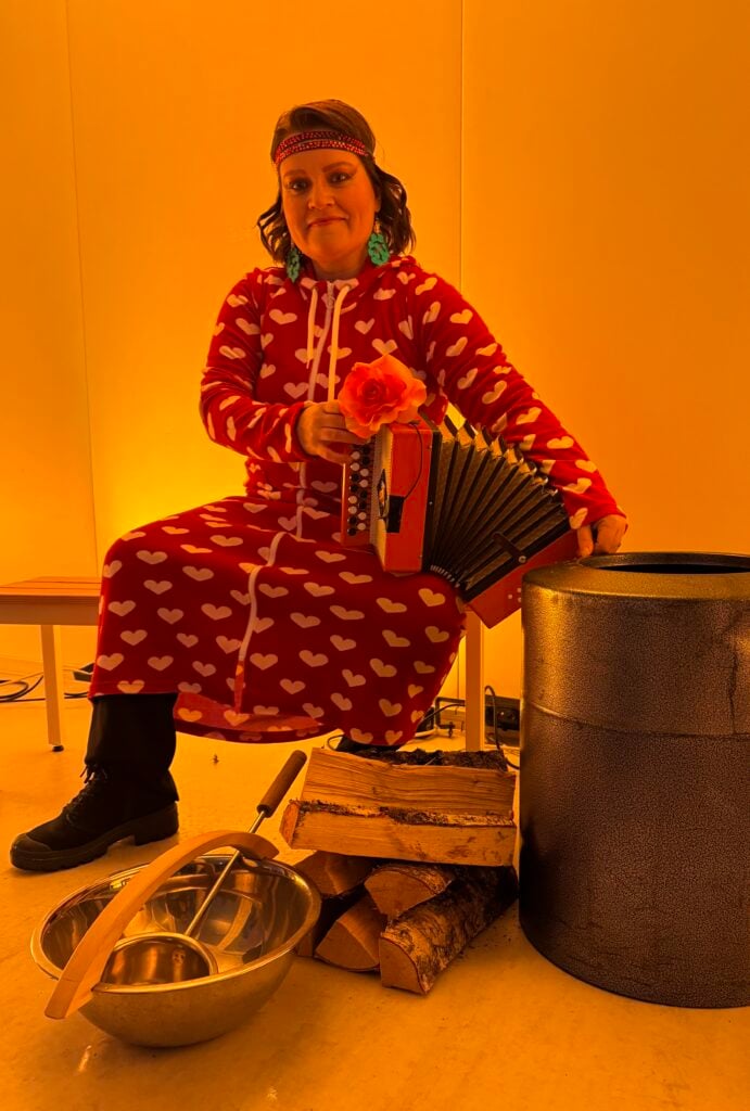 Kuvassa Anne-Mari Kivimäki. Kuva: Antti Puumalainen, Oulu2026 Avajaisfestivaali
