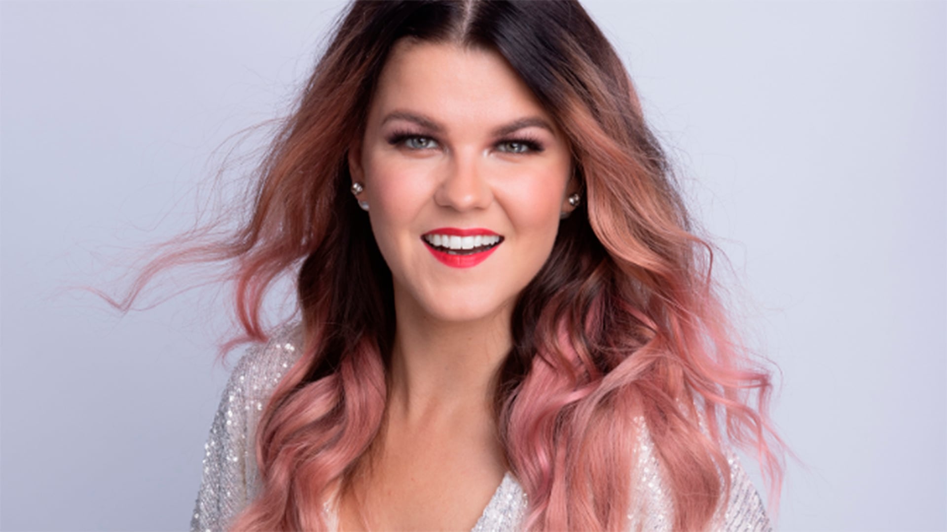 Kuvassa esiintyy laulaja ja artisti Saara Aalto, joka osallistuu Hymyilevä Oulu 26 -juhlagaalaan. Kuvaaja Ville Paasimaa.