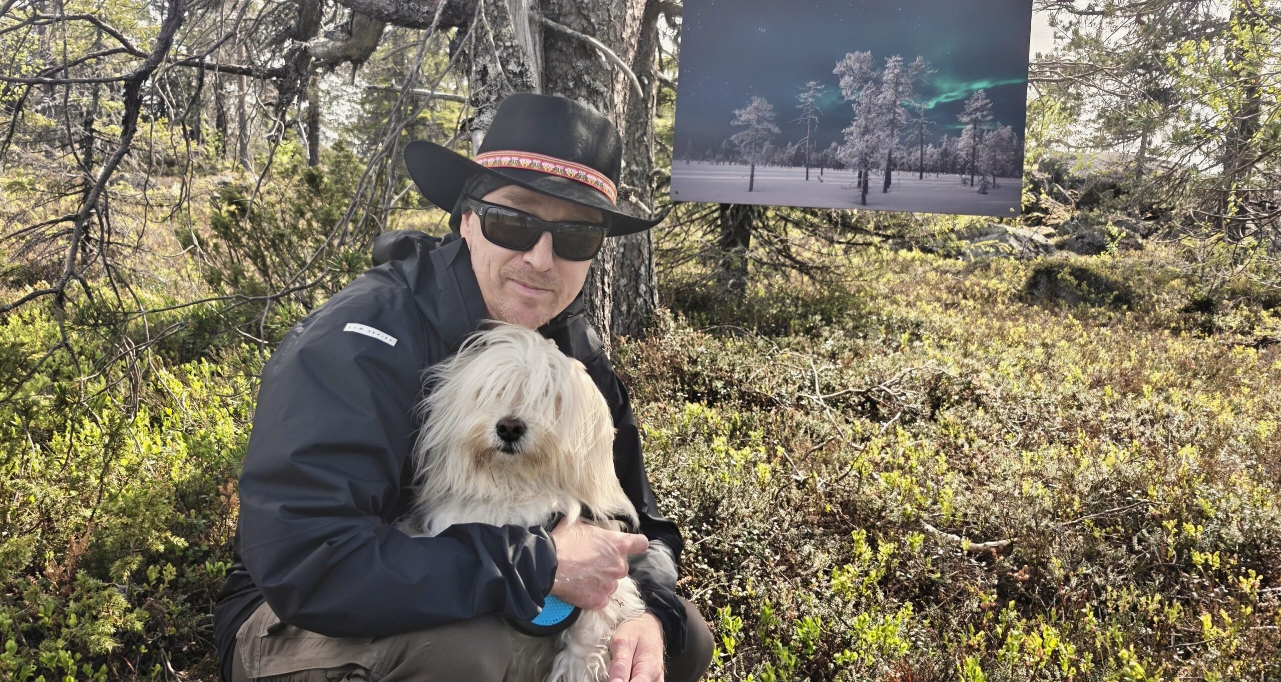 Sami Säily ja "kuvasassistentti" Topi-koira revontuliteoksen edessä