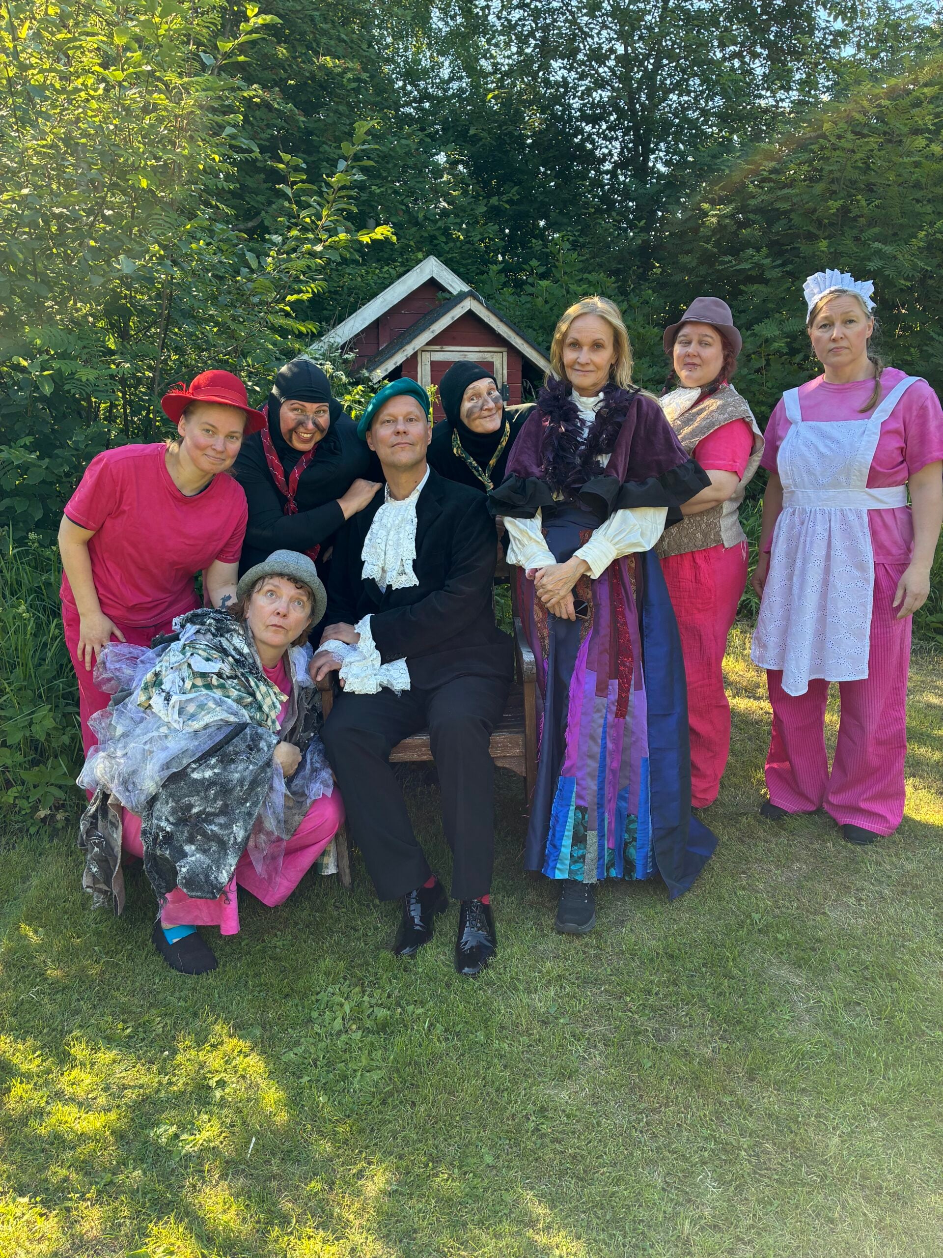 Tanja Iljina-Kokko (vas.ylärivi), Irene Lankila, Päivi Kangasniemi, Anna-Leena Salmijärvi, Heidi Romppainen, Virpi Heinikoski (vas.alarivi) , Jussi Patokoski, Paula Lauri valmiina "Adelen Hietasaari -pohjoinen ilveilynäytelmä" - näytelmän esityksiin Hietasaaressa Teatteri Villa Mirjamissa , kuvaaja: Anna-Mari Ojutkangas-Hedlund