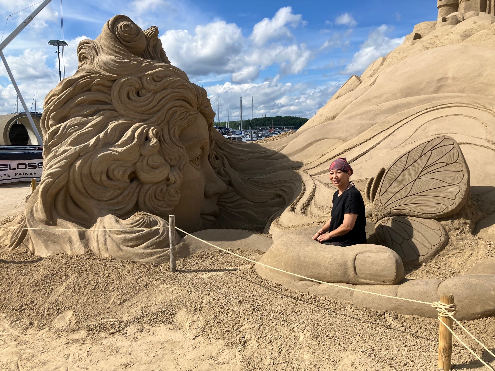 Sand artist Matsu Yoshi working in Lappeenranta. Photo: Tuomo Jantunen, 2026.