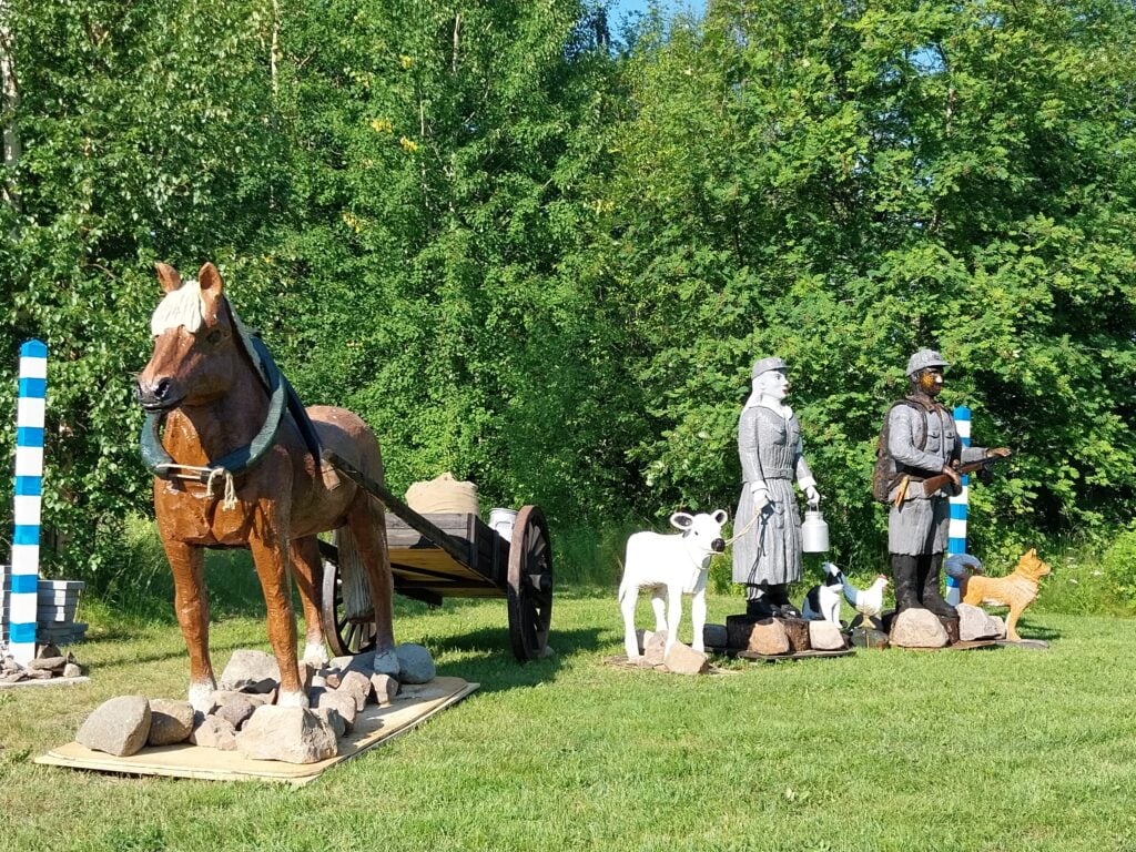 Hevosta ja ihmisiä esittäviä moottorisahaveistoksia.
