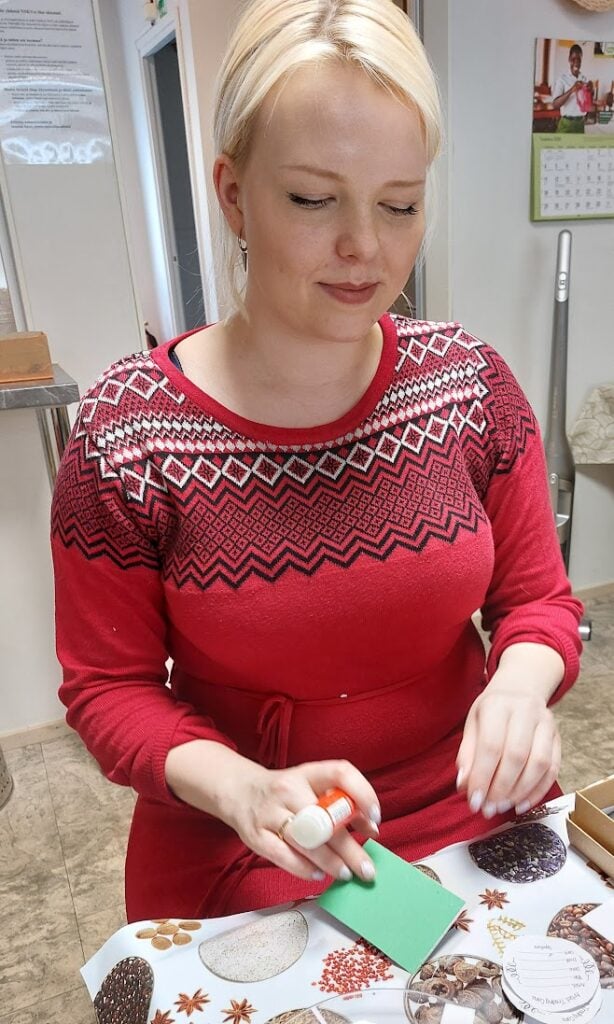 Sara tekemässä taidekortteja Oulun NNKY:llä.
