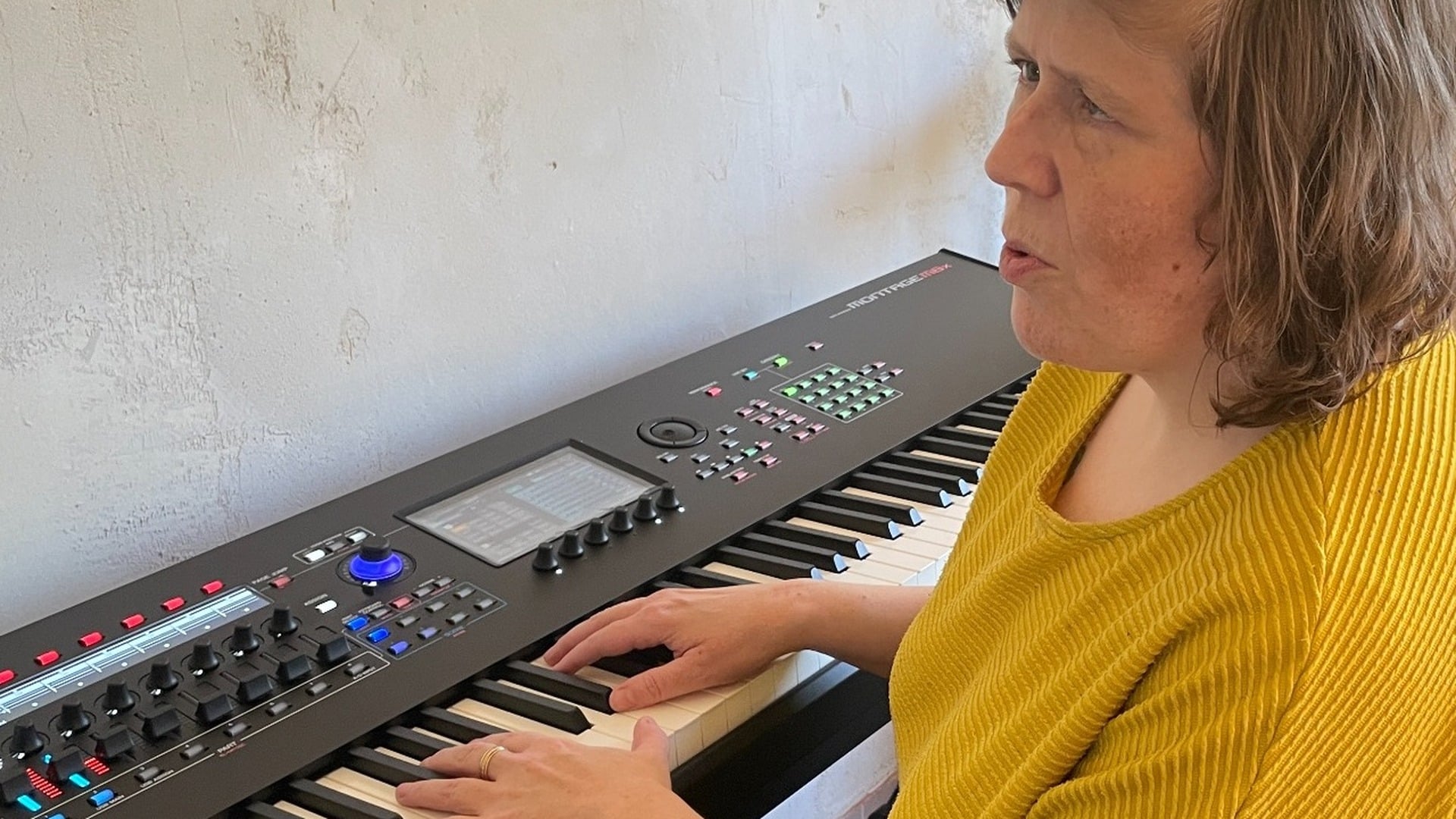 Jonna Heynke soittamassa Yamaha Montage -syntetisaattorillaan kotonaan Ambergissa Saksassa. Kuva: Christian Heynke