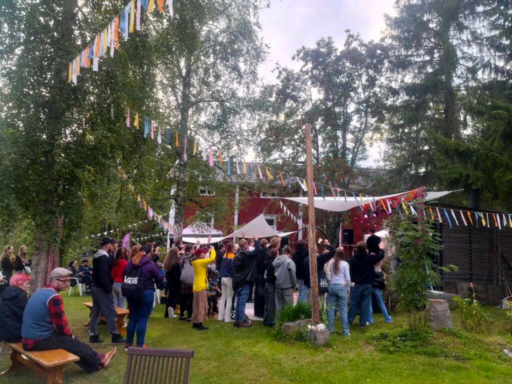 Ylivieskassa sijaitsevan 200-vuotiaan Kruunulehdon pihapiiri ja metsä täyttyi ihmisistä ja juhlahumusta lauantain 8.8. Luovuutta lehdossa -taidefestivaaleilla. Kuva: Jonna Taikatie.