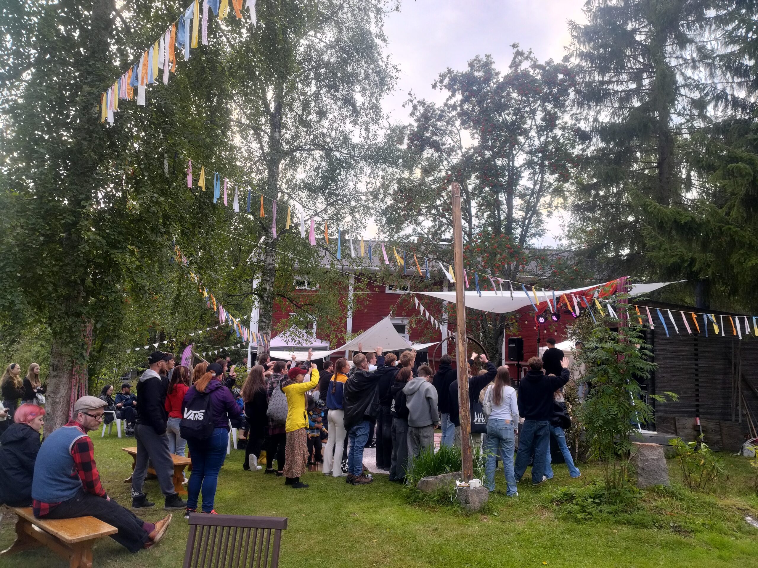 The courtyard and forest of the 200-year-old Kruunulehto in Ylivieska were filled with people and a festive atmosphere on Saturday, August 8, as the Luovuutta lehdossa artfestival took place. Image: Jonna Taikatie.