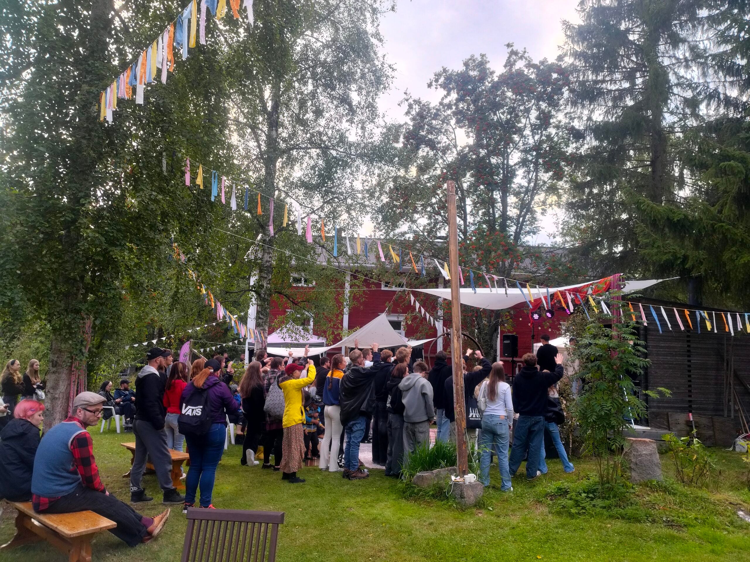 Ylivieskassa sijaitsevan 200-vuotiaan Kruunulehdon pihapiiri ja metsä täyttyi ihmisistä ja juhlahumusta lauantain 8.8. Luovuutta lehdossa -taidefestivaaleilla. Kuva: Jonna Taikatie.