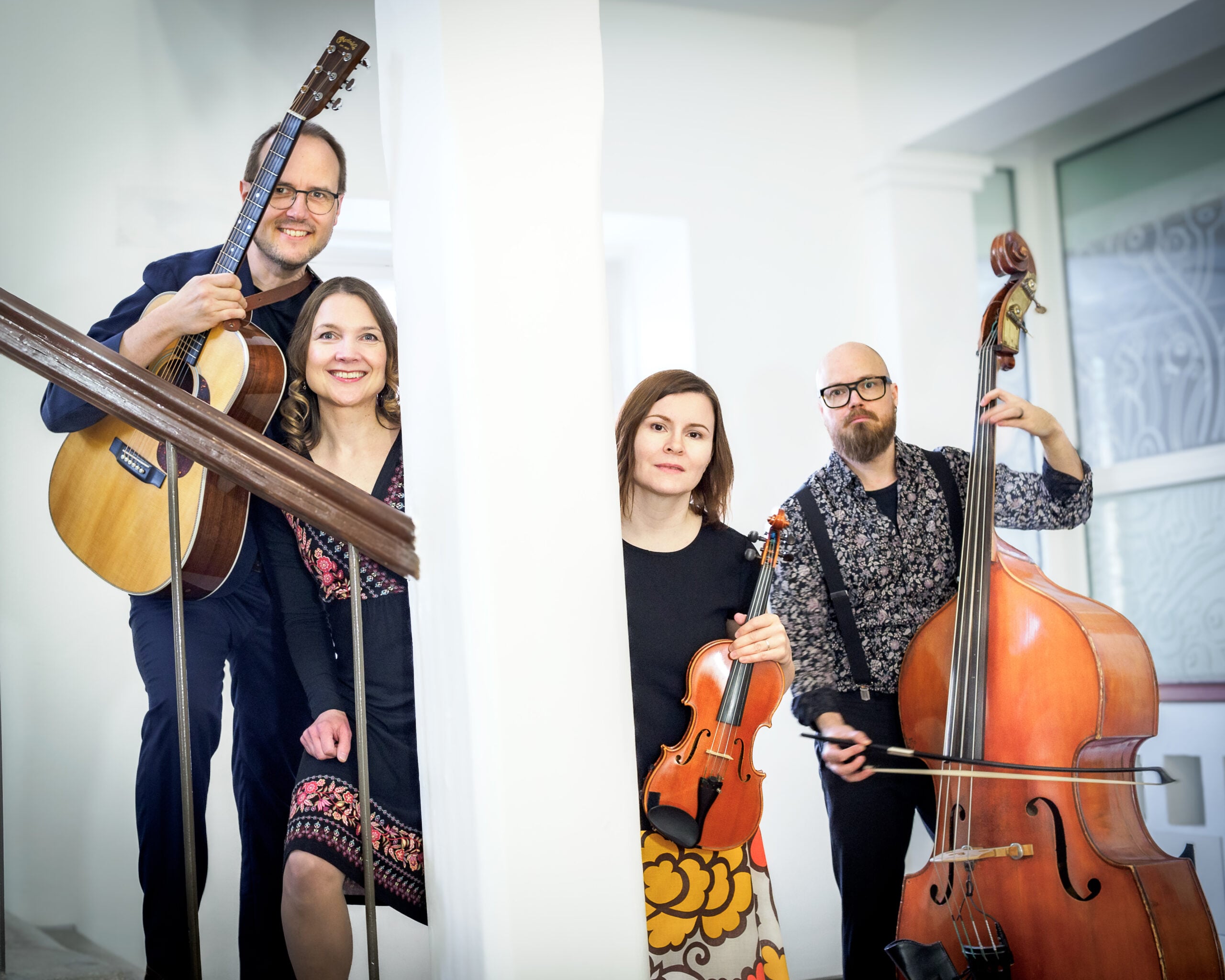 Kuplettikvartetti: Veli Vaismaa (kitara, laulu, kazoo), Suvi Timm (piano, laulu, polkuharmooni), Paula Riihimäki (viulu, laulu.huilu) ja Jaakko Konttila (kontrabasso). Kuva: Sami Heikkinen