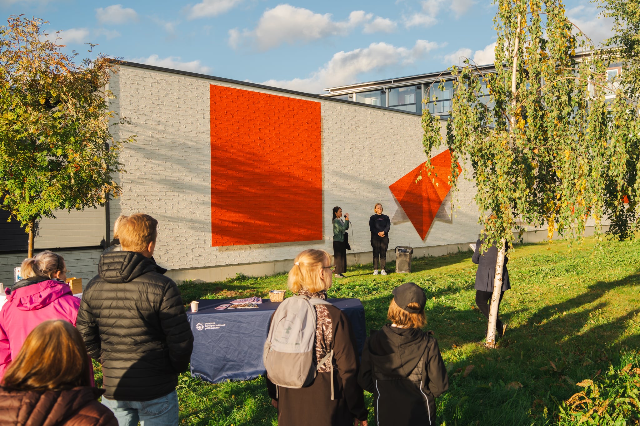 Toppilan Oulu2026-seinämaalauksen julkistamista juhlittiin lokakuussa 2025. Kuva: Linnea Laatikainen / Oulun kulttuurisäätiö