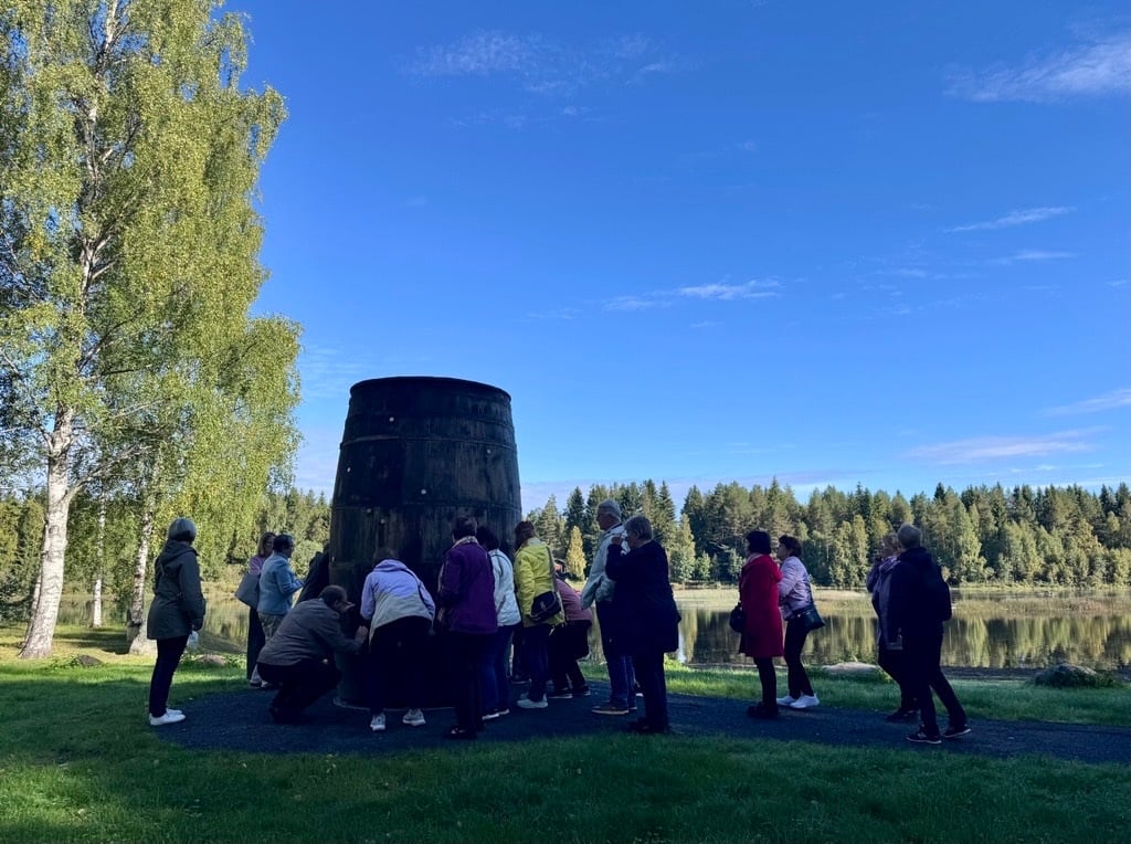 ihmiset taideteoksen ympärillä