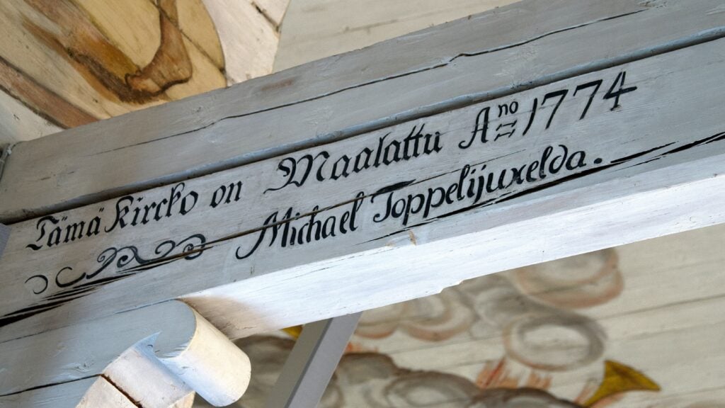 Kiimingin kirkon rokokootyylisen alttariseinän Michael Toppelius maalasi 1760- ja 1770 -lukujen vaihteessa. (kuva: Risto Degerman)