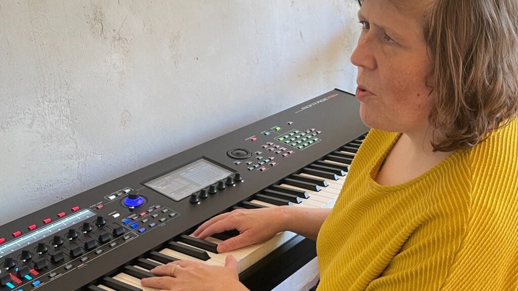 Jonna Heynke soittamassa Yamaha Montage -syntetisaattorillaan kotonaan Ambergissa Saksassa. Kuva: Christian Heynke