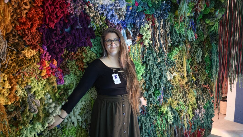 Polkuja kaupungissa -näyttelyn vedenalaisen maailman jättimäisen leväteoksen toteutukseen on osallistunut toista sataa oululaista. Kuvassa museolehtori Riina Veijo.