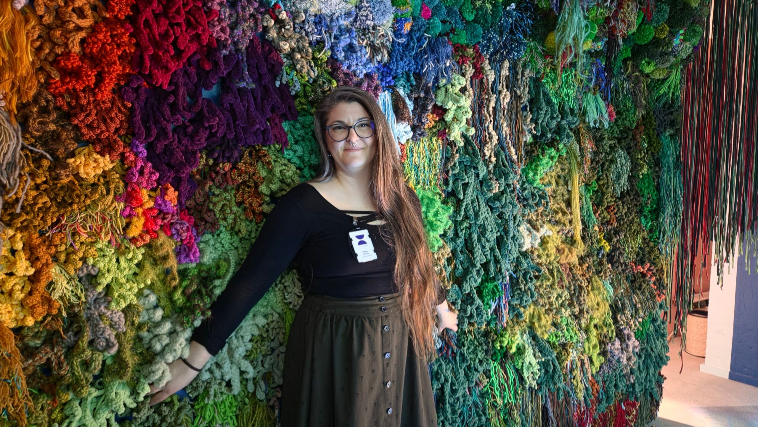 Polkuja kaupungissa -näyttelyn vedenalaisen maailman jättimäisen leväteoksen toteutukseen on osallistunut toista sataa oululaista. Kuvassa museolehtori Riina Veijo.
